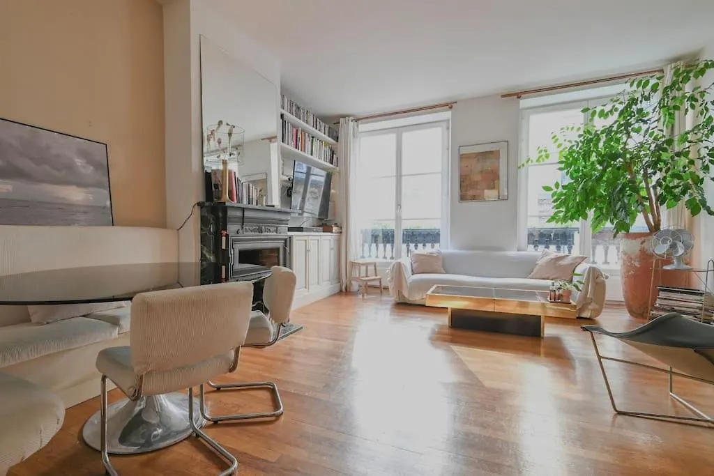Spacious Apartment In Central Paris